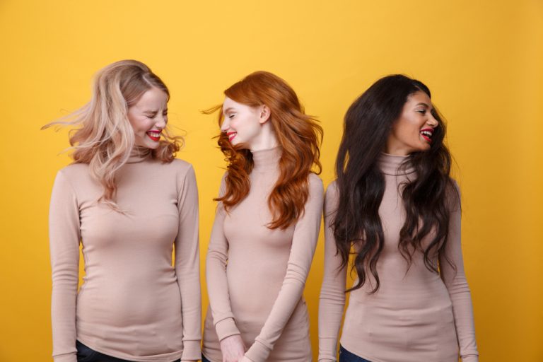 Blond, hnedá alebo ryšavá? Prečo farba vlasov stále vyvoláva stereotypy – a čo je na nich pravdy